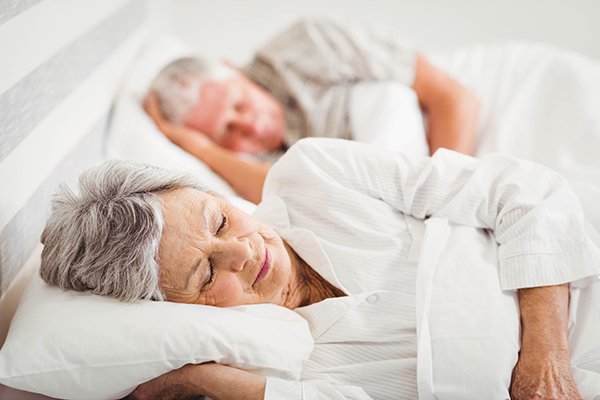 couple senior dormir sommeil